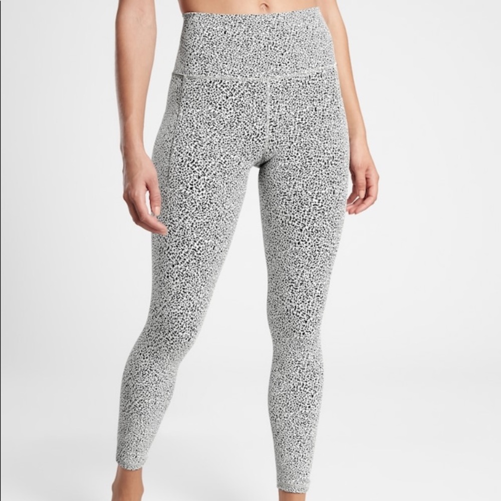 Athleta white cheetah leggings with pocket XS